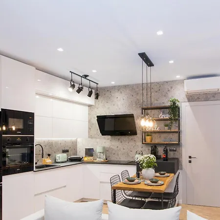 Andromache & Rafael's Nest Apartment *